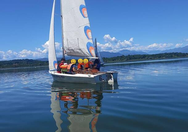 VelAsilo: L.N.I. sez. di Varese con i piccoli marinai dell’asilo Ugo Bassi di Inarzo,, alla scoperta della vela sul lago di Varese