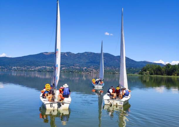 VelAsilo: L.N.I. sez. di Varese con i piccoli marinai dell’asilo Ugo Bassi di Inarzo,, alla scoperta della vela sul lago di Varese