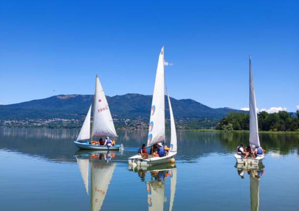 VelAsilo: L.N.I. sez. di Varese con i piccoli marinai dell’asilo Ugo Bassi di Inarzo,, alla scoperta della vela sul lago di Varese