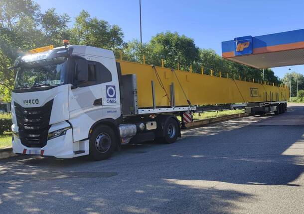 Due trasporti eccezionali nel nuovo sottopasso di Laveno