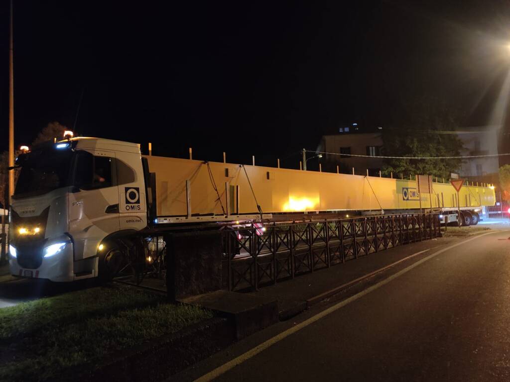 Due trasporti eccezionali nel nuovo sottopasso di Laveno