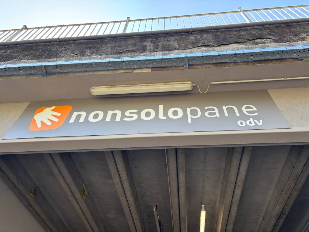 Emanuele Monti in visita al banco Nonsolopane