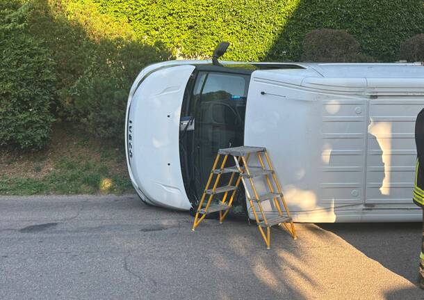 Furgone si ribalta a Gallarate