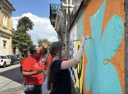 Il progetto Switch colora i muri di via Como a Varese