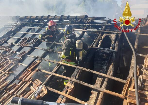 Incendio in via Maspero a Varese: evacuato un intero stabile, nessun ferito