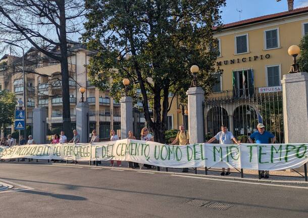 Malnate - Flashmob in via Colombo per salvare il verde