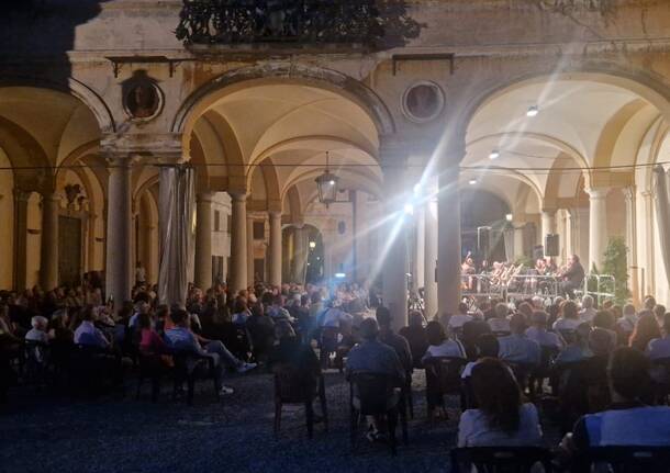 In cinquecento alla serata di Musica in Villa a Gazzada