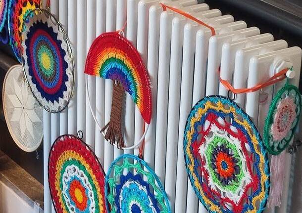 Nel segno del mandala la giornata del lavoro a maglia a Materia