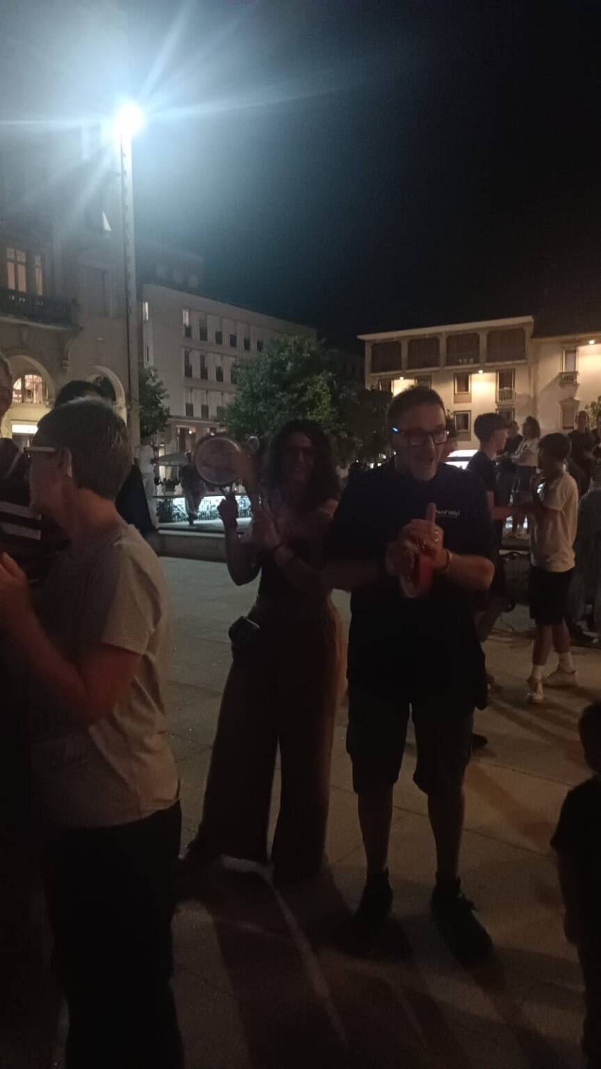 Piazza San Magno si illumina per Gaza: la protesta silenziosa
