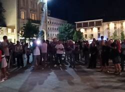 Piazza San Magno si illumina per Gaza: la protesta silenziosa