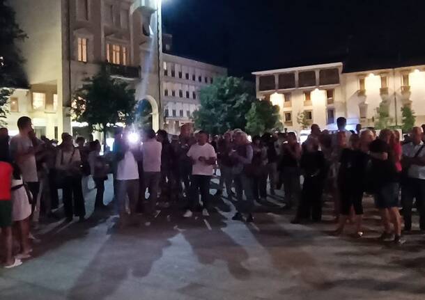 Piazza San Magno si illumina per Gaza: la protesta silenziosa