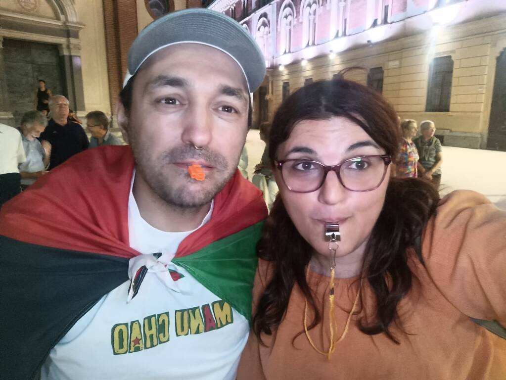 Piazza San Magno si illumina per Gaza: la protesta silenziosa
