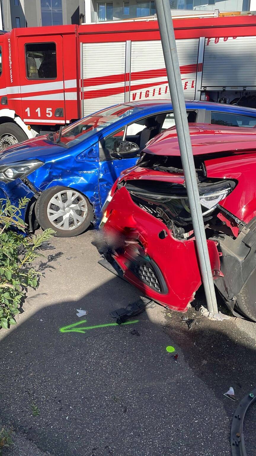 Scontro fra auto tra viale Gorizia e via Stelvio a Legnano