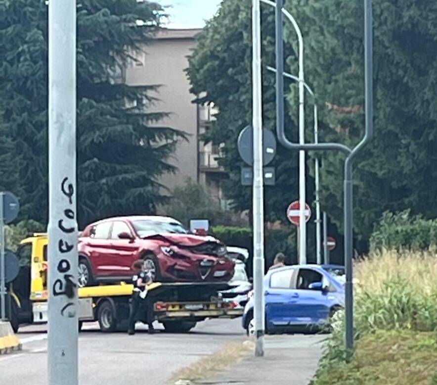 Scontro fra auto tra viale Gorizia e via Stelvio a Legnano