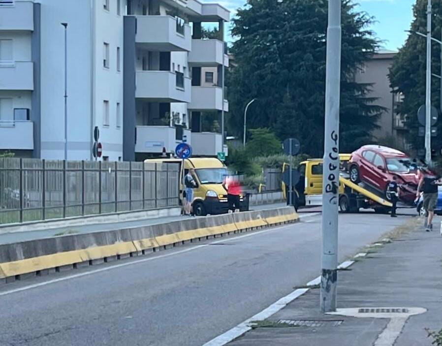 Scontro fra auto tra viale Gorizia e via Stelvio a Legnano