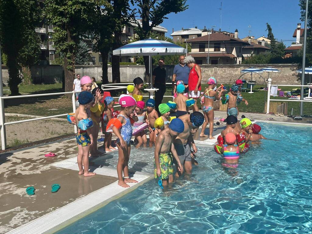Taglio del nastro per la piscina estiva del centro sportivo Libero Ferrario di Parabiago
