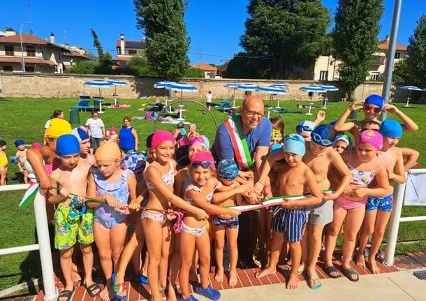 Taglio del nastro per la piscina estiva del centro sportivo Libero Ferrario di Parabiago