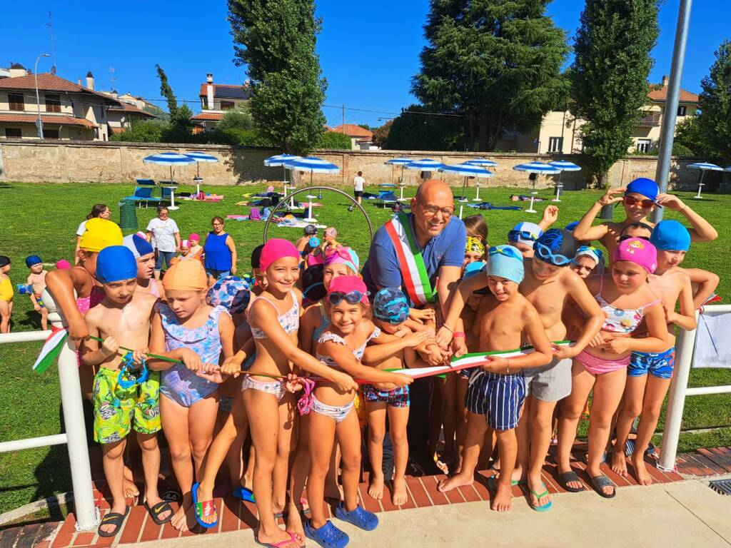 Taglio del nastro per la piscina estiva del centro sportivo Libero Ferrario di Parabiago