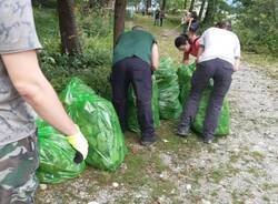 Volontari al lavoro al Golfo della Quassa: pulizia e contenimento delle specie invasive
