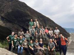 Volontari al lavoro al Golfo della Quassa: pulizia e contenimento delle specie invasive