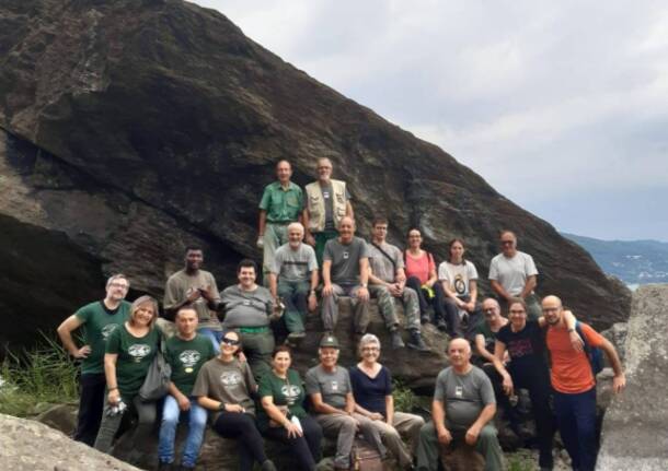 Volontari al lavoro al Golfo della Quassa: pulizia e contenimento delle specie invasive