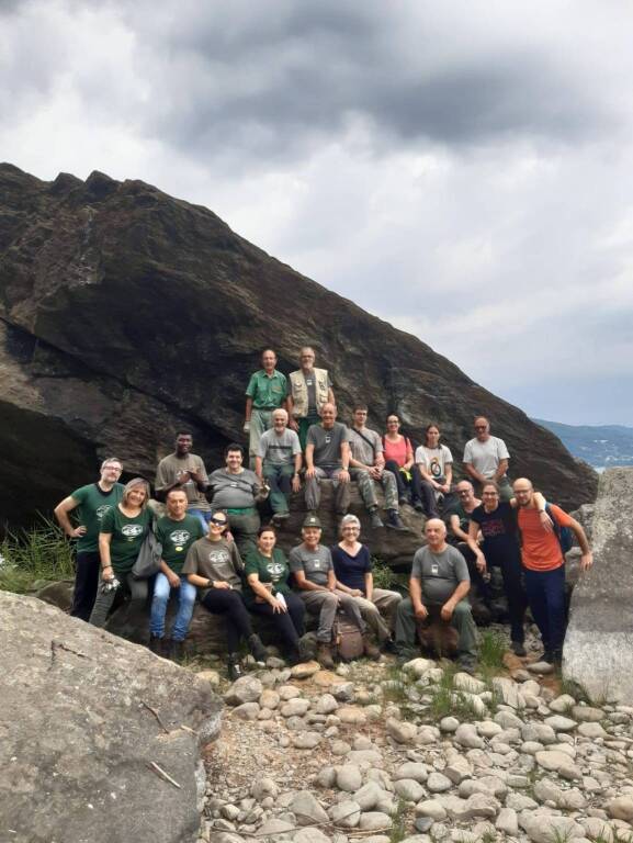 Volontari al lavoro al Golfo della Quassa: pulizia e contenimento delle specie invasive