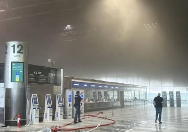 Incendio e martellate ai banchi del check in a Malpensa