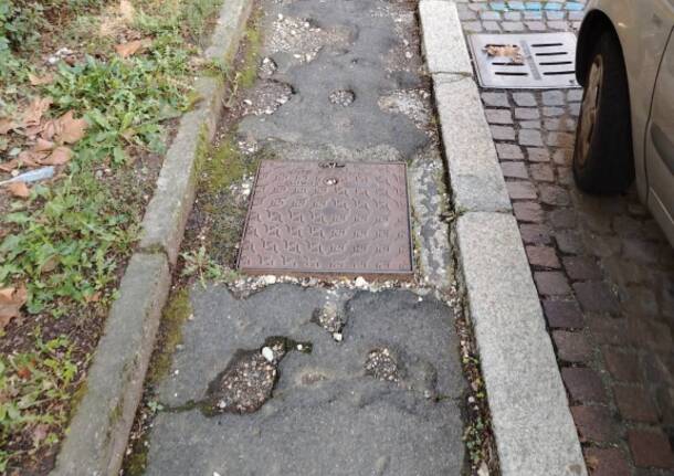 Buche al marciapiede di via Dandolo a Varese