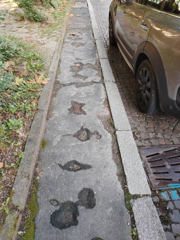 Buche al marciapiede di via Dandolo a Varese