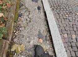 Buche al marciapiede di via Dandolo a Varese