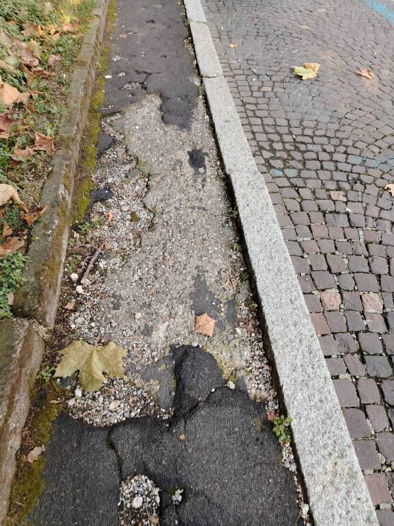 Buche al marciapiede di via Dandolo a Varese