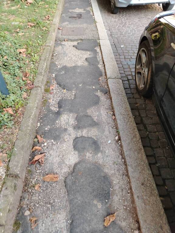 Buche al marciapiede di via Dandolo a Varese