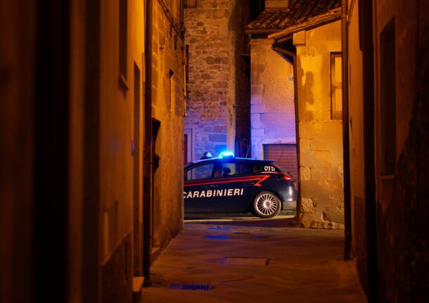 carabinieri notte  GENERATA CON AI