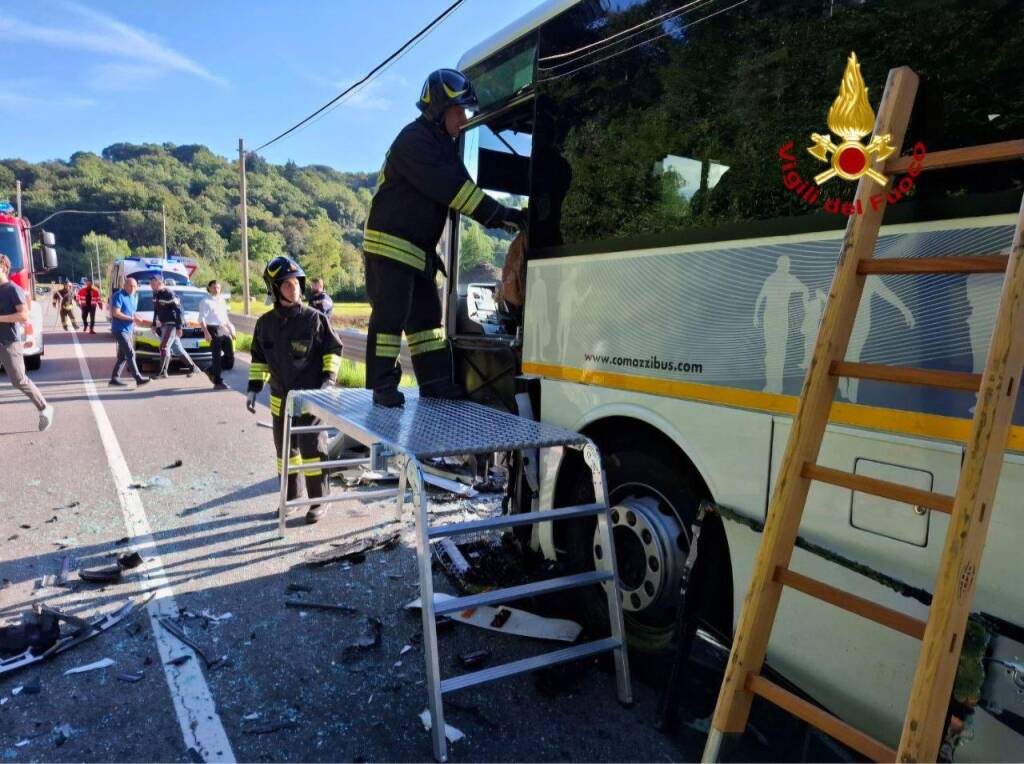 Schianto auto - bus a Brovello Carpugnino