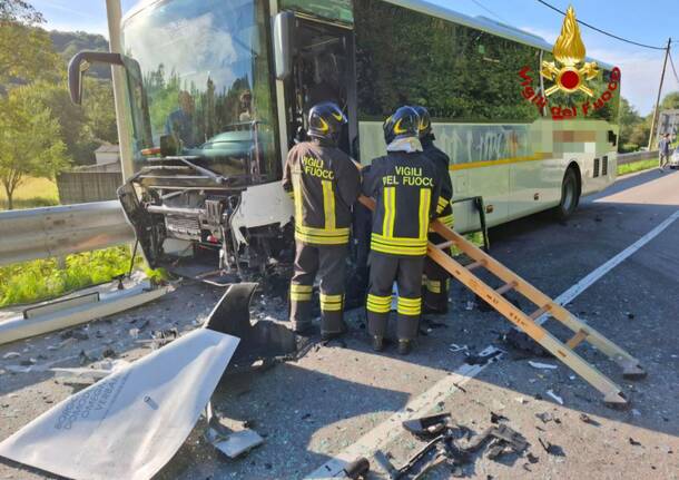 Schianto auto - bus a Brovello Carpugnino