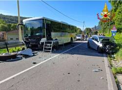 Schianto auto - bus a Brovello Carpugnino