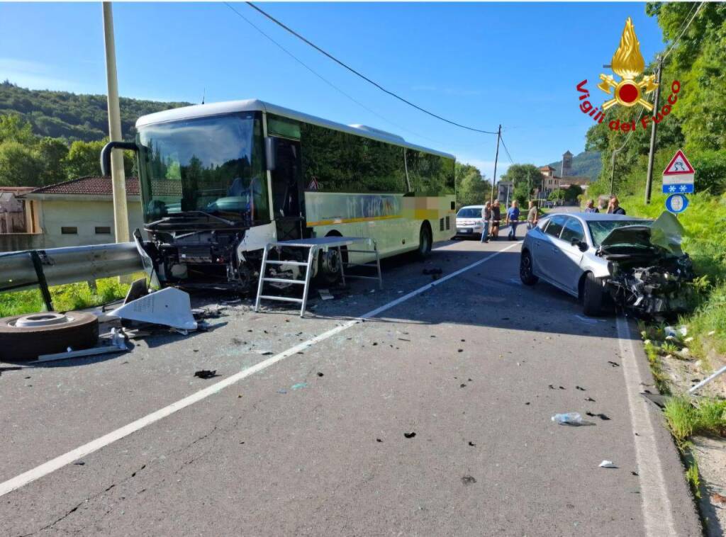 Schianto auto - bus a Brovello Carpugnino