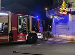Auto in fiamme a Cassano Magnago
