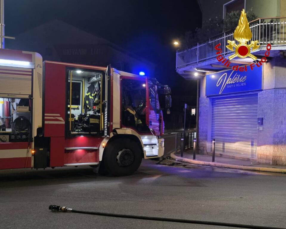 Auto in fiamme a Cassano Magnago