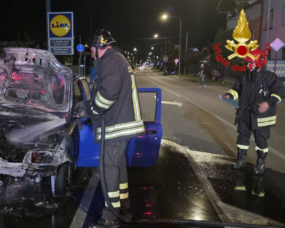 Auto in fiamme a Cassano Magnago