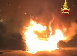 Auto in fiamme a Cassano Magnago