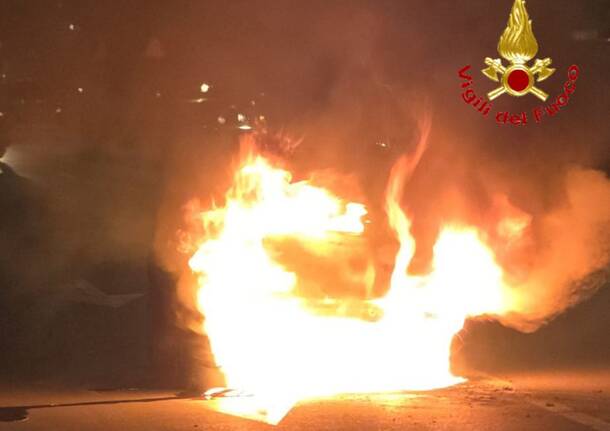 Auto in fiamme a Cassano Magnago
