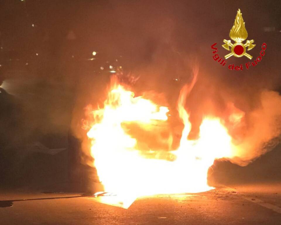 Auto in fiamme a Cassano Magnago