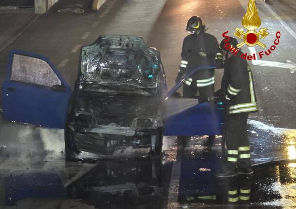 Auto in fiamme a Cassano Magnago
