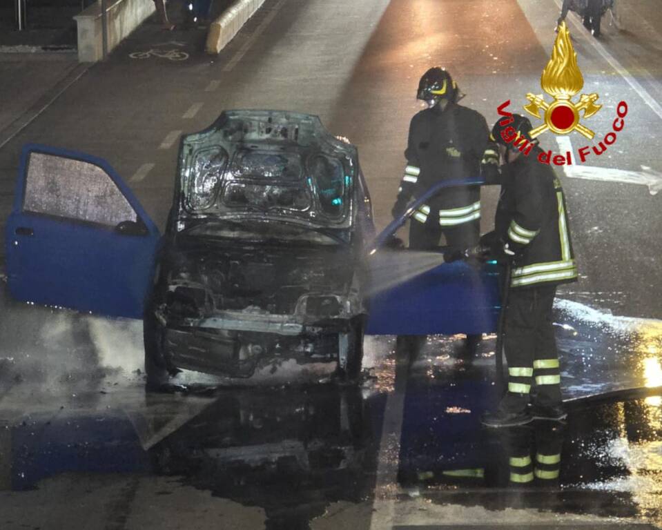 Auto in fiamme a Cassano Magnago