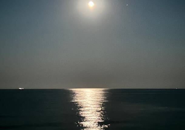 Luna piena sul mare