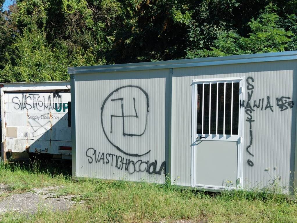 Svastiche e scritte all\'area feste della Schiranna