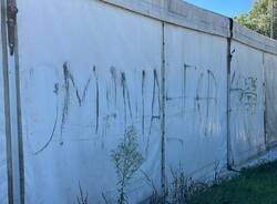 Svastiche e scritte all\'area feste della Schiranna