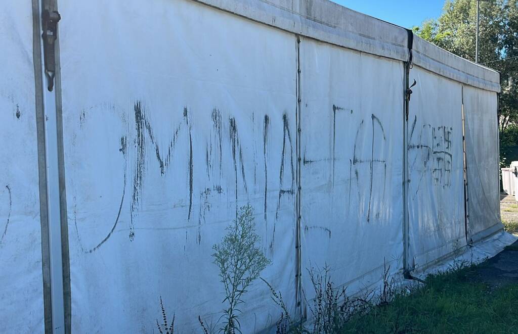 Svastiche e scritte all\'area feste della Schiranna