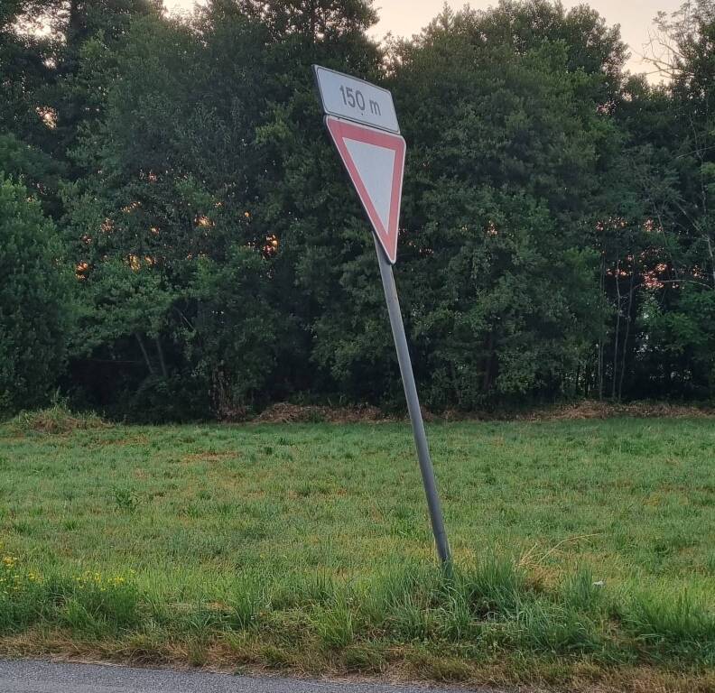 Cartelli storti a sumirago